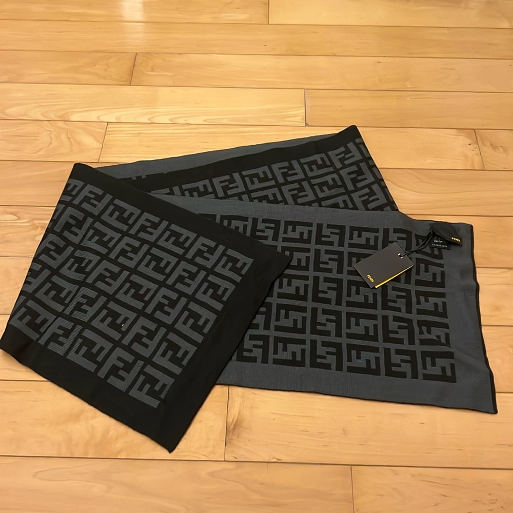 Beautiful scarf 100% wool 100% AUTHENTIC